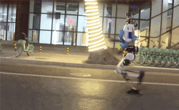 半马跑进1小时，机器人跑得要比人还快了？