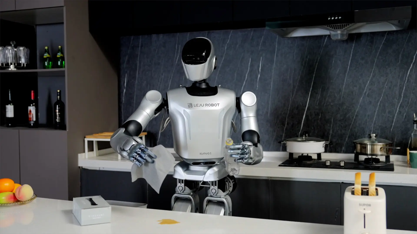 30分钟下线一台，全国首条年产能万台级人形机器人自动化产线启用