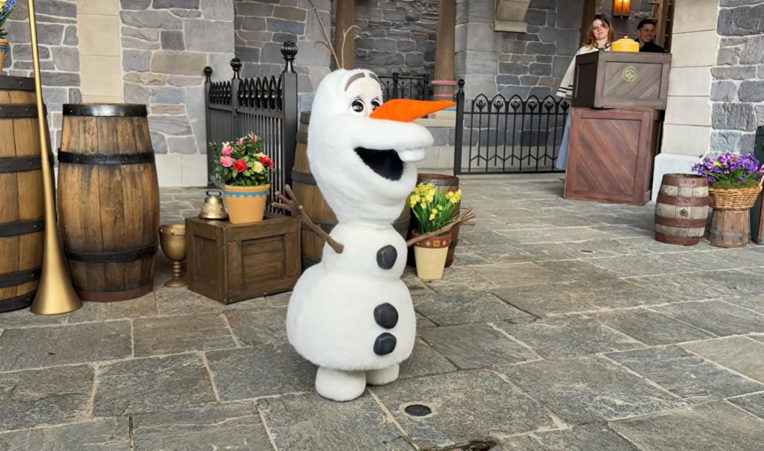 有的人形机器人还在“找班上”，迪士尼雪宝已经开始“营业”了