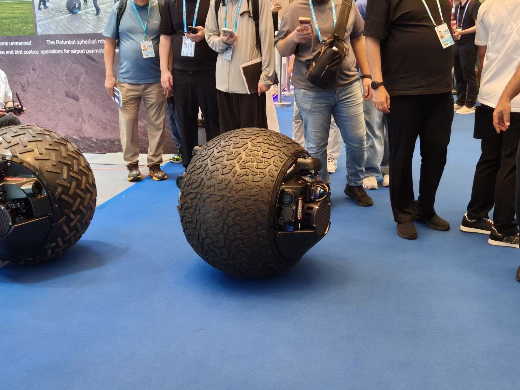 机器人擂台打到广交会：追觅放机械臂涮肉，智元亮出家用野心