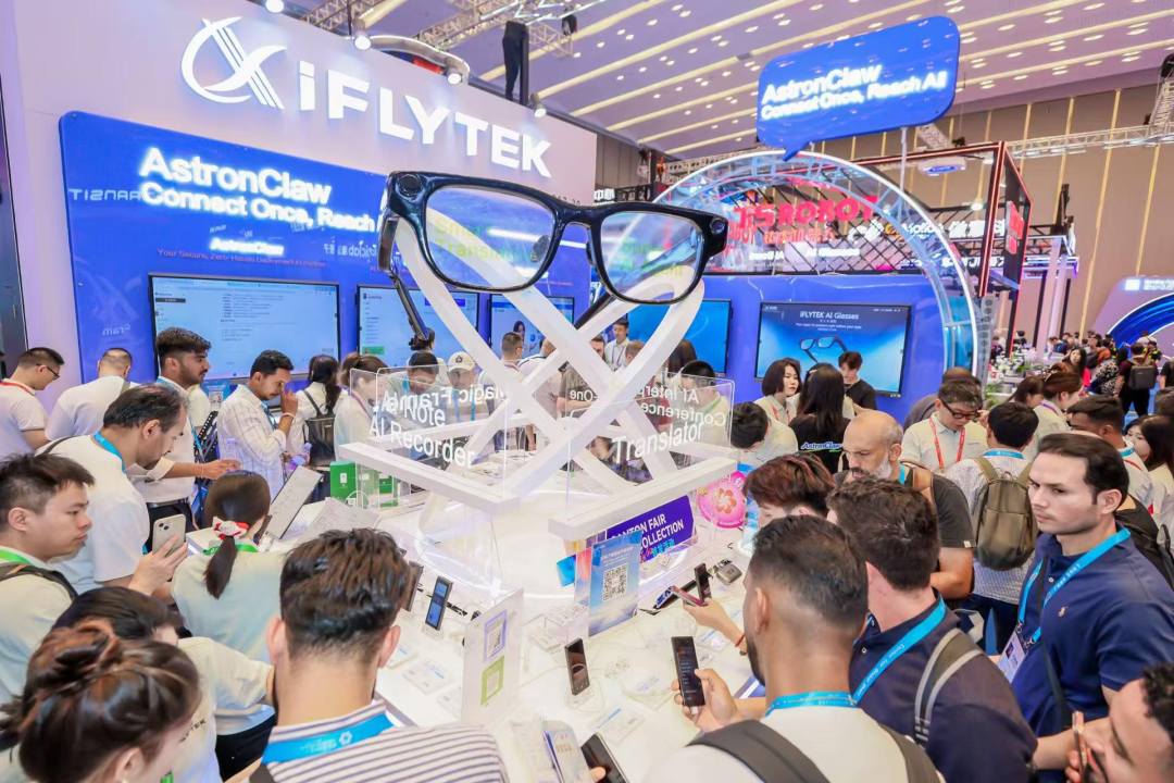 世界客商排队体验讯飞AI眼镜，科大讯飞把多语种AI能力带进广交会第一现场