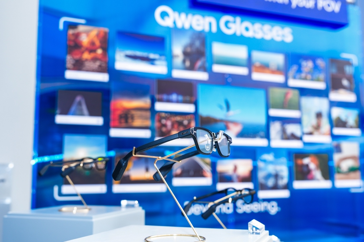 千问 AI 眼镜首次 OTA 推送：首创多人对话 AI 克隆同传、深度接入支付宝及淘宝闪购