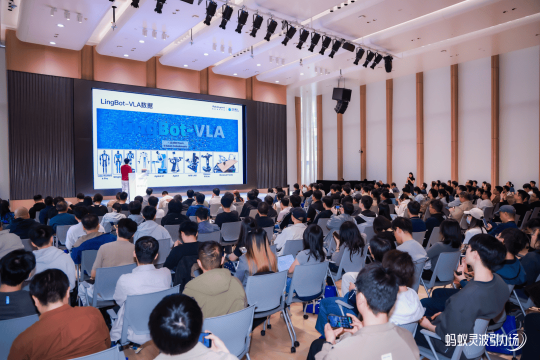 当200位具身从业者被拉进同一个屋子