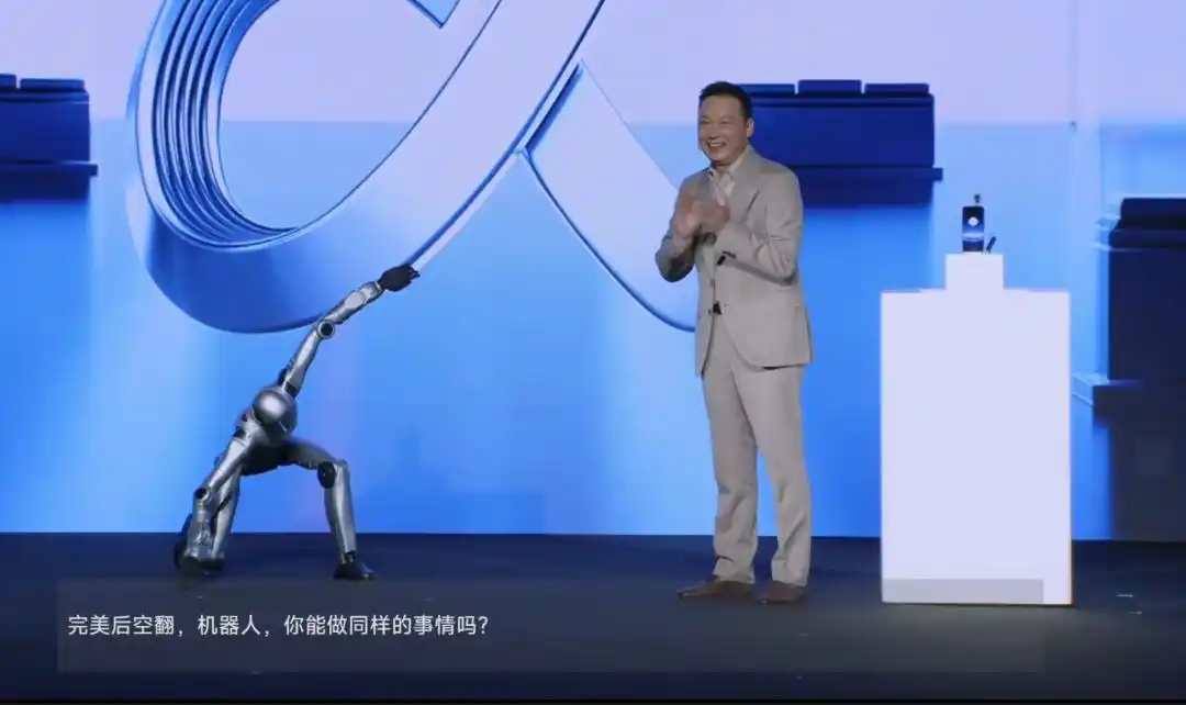 终端大厂全球首个：荣耀机器人“闪电”“元气仔”官宣出征 4 月 19 日北京亦庄马拉松比赛