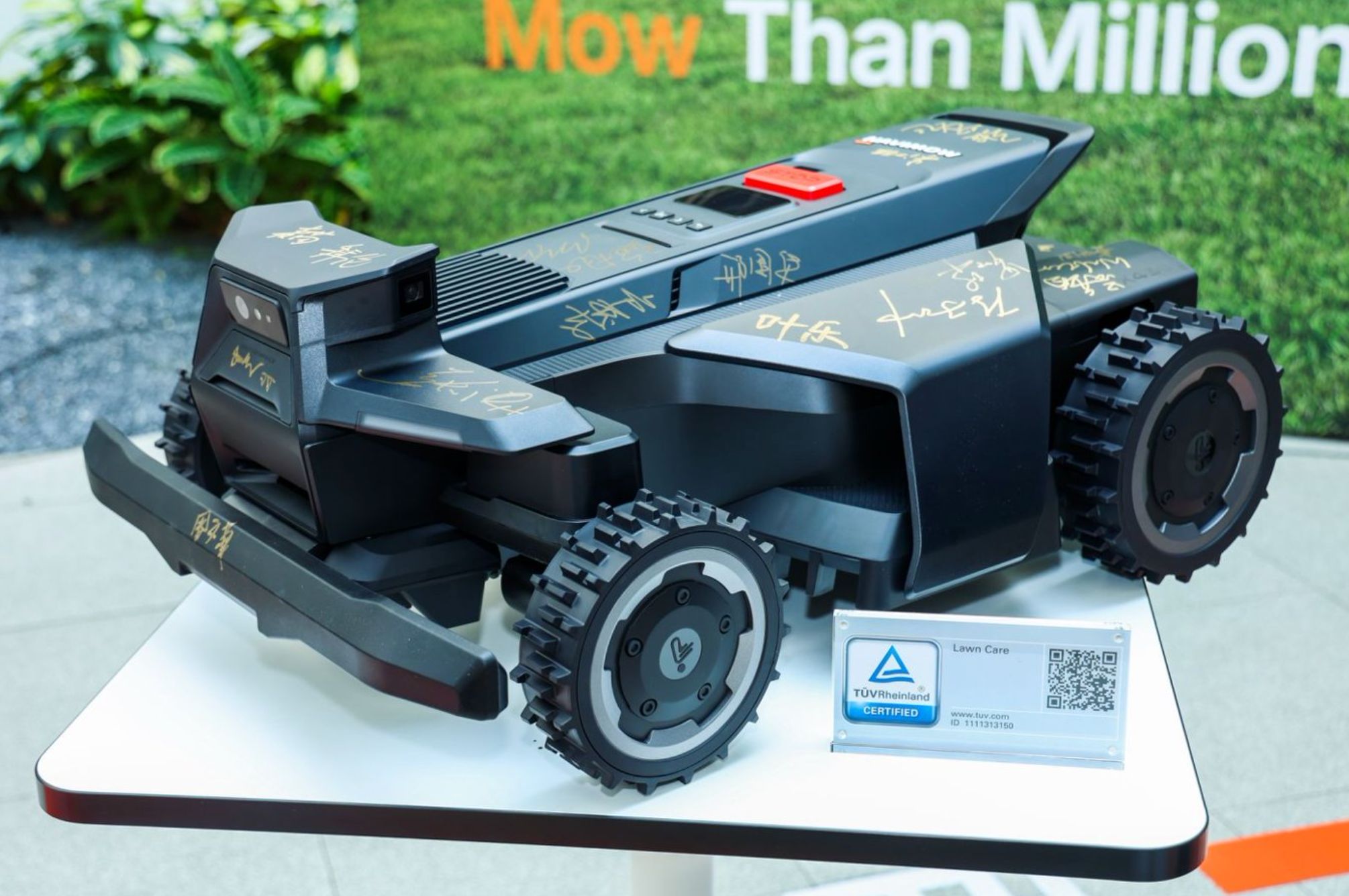 未岚大陆第100万台智能割草机器人下线，马来西亚产线已完成、全面启动生产｜最前线