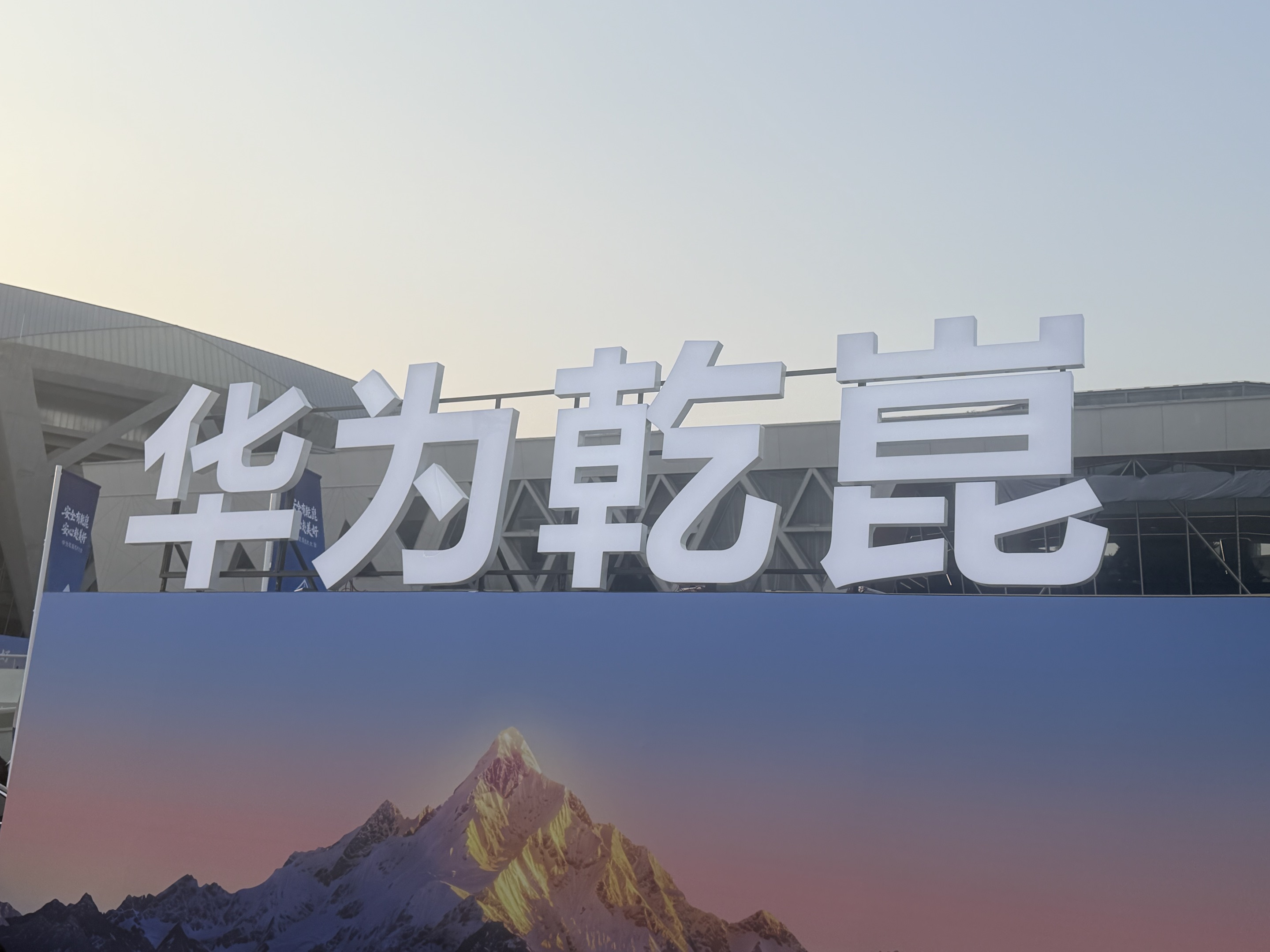 DeepSeek API 完成输出提速与服务扩容,默认支持 500 并发同时在线