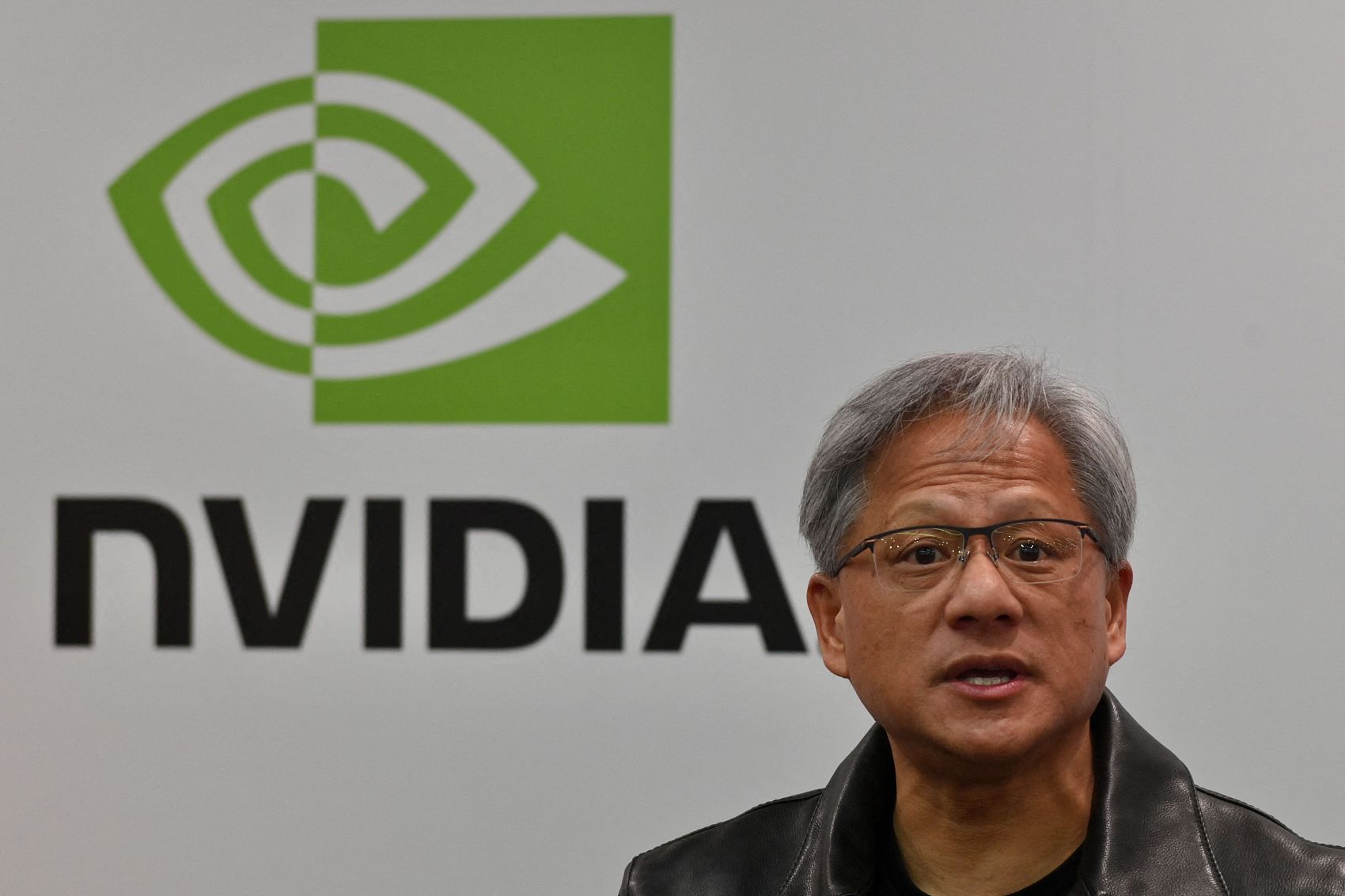 黄仁勋输了？李彦宏的AI新度量衡刚刚赢了第一局