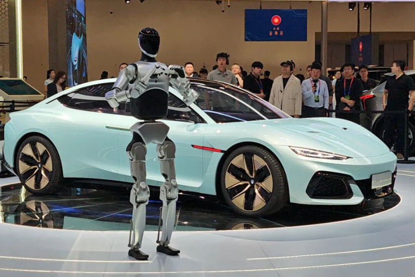 造车的人，开始扎堆“造人”