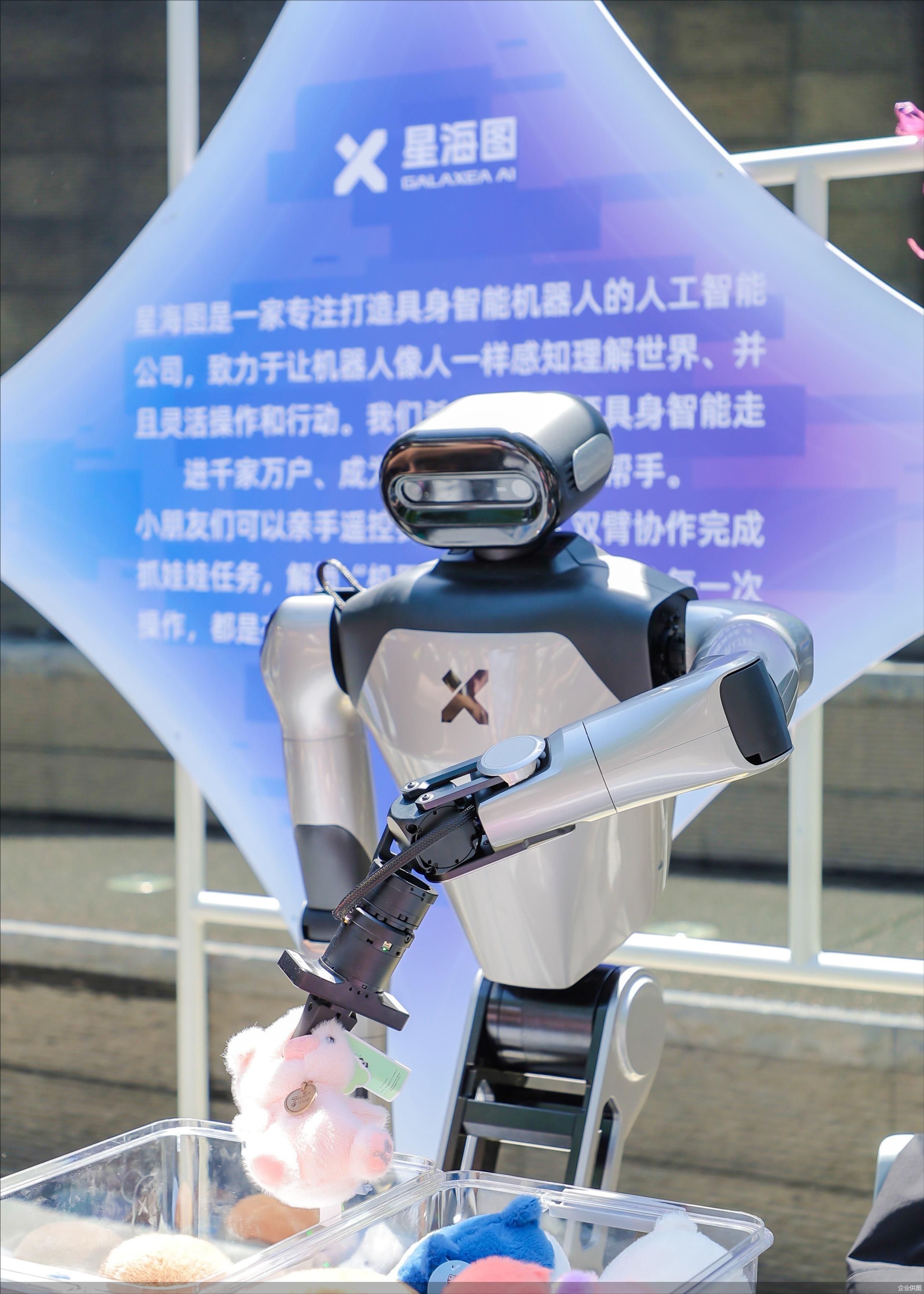 给机器人装大脑的星海图，为何下场干起了物理世界采数的苦活？
