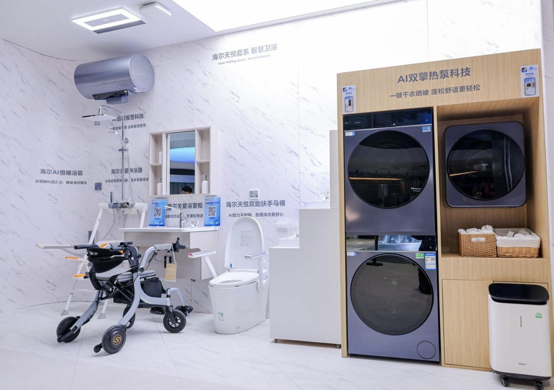 海尔展示行业首套 AI 未来智慧养老解决方案，三大 AI 陪伴机器人亮相