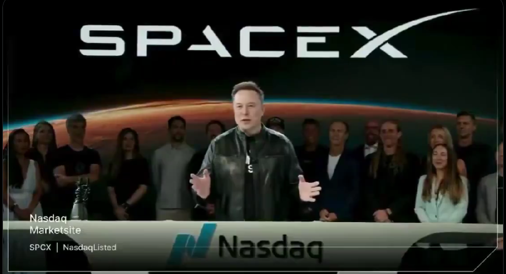 马斯克远程敲钟穿了老黄的皮衣!SpaceX员工集体穿上绿鞋