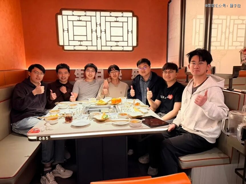 七名博士生仅用三个月从零训练7B大模型：代码+数据+训练日志全公开